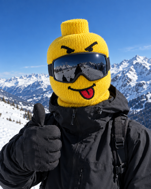 Cagoule de ski jaune Figurine, motif La Langue Tirée, portée avec un masque de ski